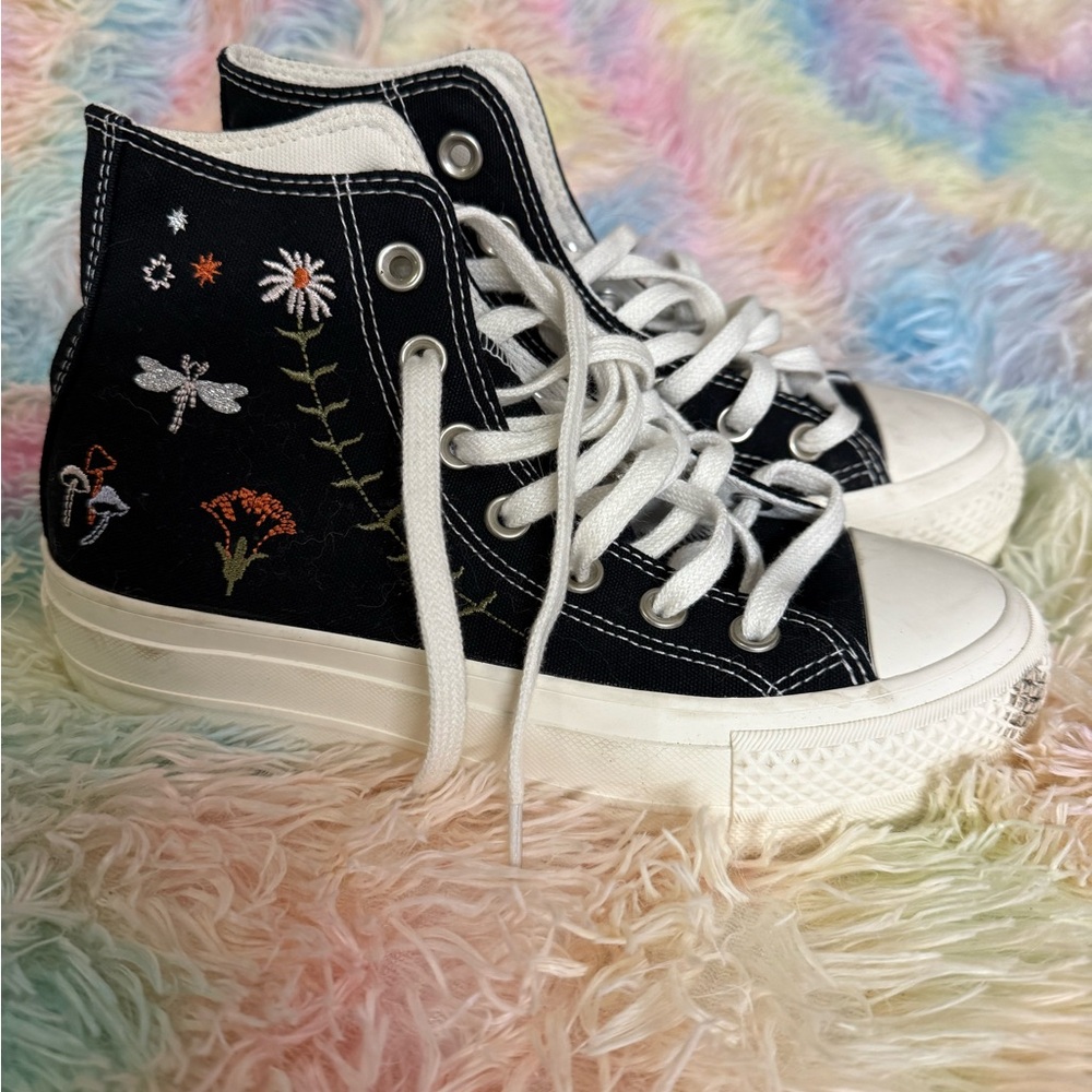 Converse White High-Tops with Black Embroidery size 5 big kids